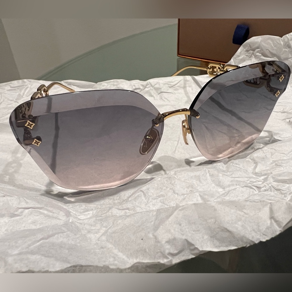 Louis Vuitton sunglasses, change from light blue to light pink.